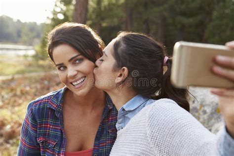 Lesbische Paare In Der Landschaft K Ssen Und Nehmen Ein Selfie Stockfoto Bild Von