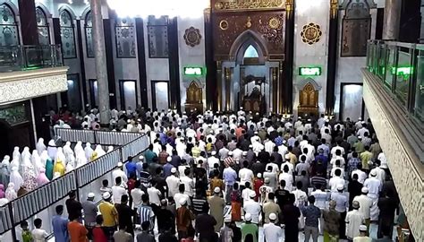 Silahkan pelajari semua hal yang berkaitan dengan panduan tata cara mengerjakan bacaan lafadz niat dzikir doa setelah sholat tahajud yang benar witir hajat keajaiban istikharah dhuha taubat latin 8 rakaat. Bacaan Doa Setelah Shalat Witir Lengkap Beserta Latin ...