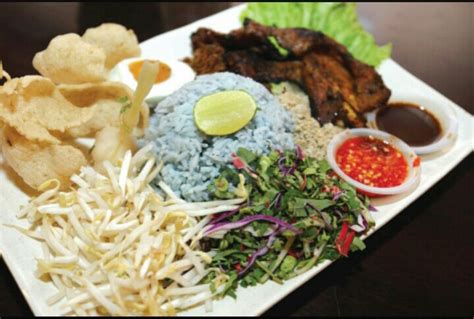 Berikut kita akan paparkan cara membuat makanan khas betawi, beberapa diantaranya ada aneka kue khas betawi asli. Khidmat Tempahan Katering: Nasi Kerabu Bungkus, Asli ...