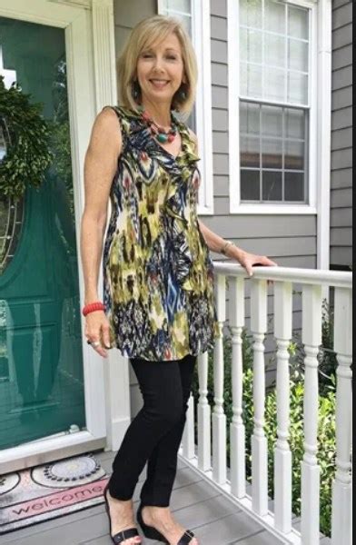 Find a style she'll love and watch as her eyes light up. 50 Smart Casual Outfits for 50 Year Old Woman 2021 - Plus ...