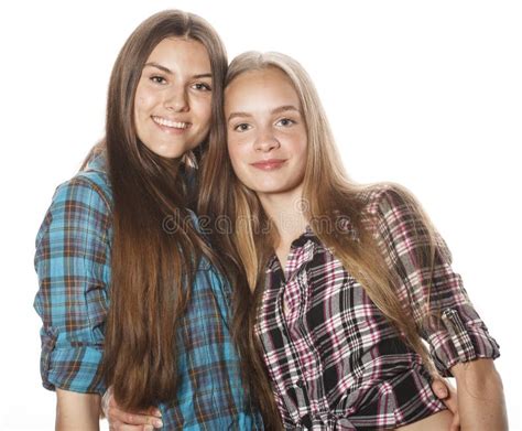 Twee Leuke Tieners Die Samen Geïsoleerde Pret Hebben Stock Foto Image