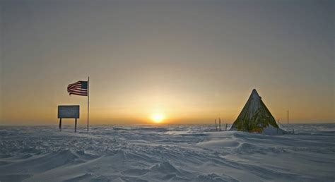 Kutub utara berada di ujung atas dan kutub selatan berada di ujung bawah peta maupun globe. 10 Fakta Yang Jarang Diketahui Orang Tentang Kutub Utara ...