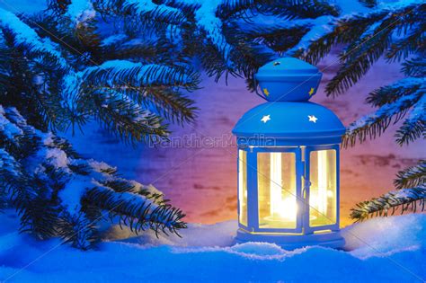 Romantische Laterne Mit Kerze Im Schnee An Weihnachten Lizenzfreies