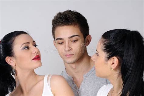 Deux Filles Et Un Gar On Image Stock Image Du Yeux Femmes