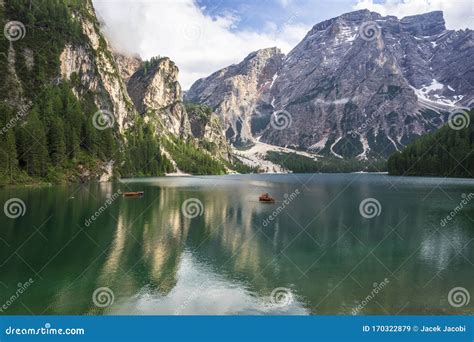 Joli Lac Lago Di Braies Dans Les Dolomites Image Stock Image Du étang
