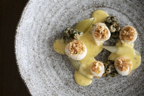 La salsa bernese è una salsa di condimento di origine francese, forse una delle preparazioni più raffinate usata per accompagnare tagli di carni rosse pregiate. Sogliola, lumachine, sedano e salsa bernese - Cucina & Vini