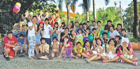 Ada sekolah yang foto butanya sebelum ujian, snm, sbm, dkk. 15+ Trend Terbaru Foto Buku Tahunan Sekolah Tema Colorfull ...