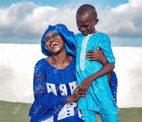 Une Maman Africaine Heureuse Serrant Son Enfant En Plein Air Photo 2488 Jolixi Banque D
