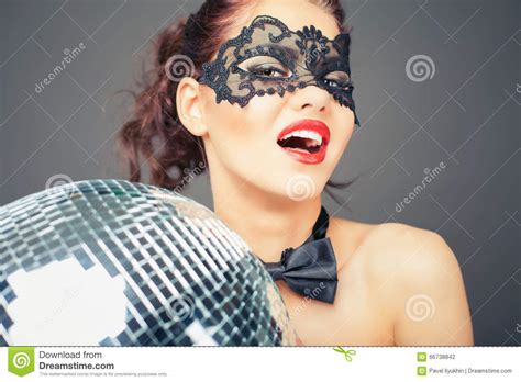Jeune Femme Sexy Dans Le Masque De Carnaval Gardant La Boule De Disco Photo Stock Image Du
