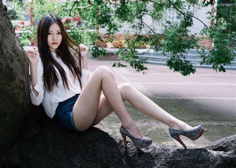 Fondos de pantalla mujer modelo pelo largo morena asiático sentado tacones altos