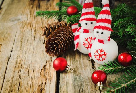 Два игрушечных новогодних снеговика под елкой бесплатная фотография от viola картинки на Fonwall
