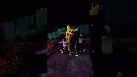 Pikachu Meet And Greet With Fans Pokemon Pokémon Pikachu Fad