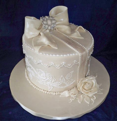 Vintage Style Round Wedding Cake Box With Fondant Bow Brooch And Sugar