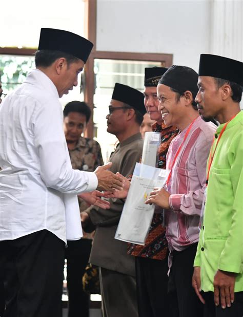 Kwitansi jual beli tanah ini harus dibubuhi materai 6000 untuk kepentingan legalitas. Presiden Serahkan 115 Sertifikat Wakaf di Cianjur - ESENSINEWS.com