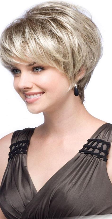 Cheveux peignés en arrière pour apporter du volume. Beau Coupe Cheveux Blancs Courts Femme 60 Ans - Coloration Des Coupe Cheveux Blancs Femme 60 Ans ...