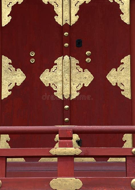 Una Puerta Roja Japonesa Con Los Detalles Y Las Verjas Del Oro En Fondo