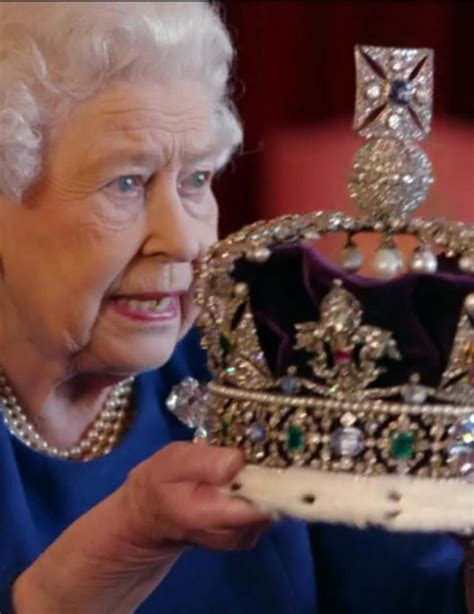 Sua maestà la regina elisabetta ii coi suoi cappellini, i suoi amatissimi e un grande senso dell'umorismo, è anche anche una. Elisabetta II: 64 anni fa l'incoronazione, nove curiosità ...