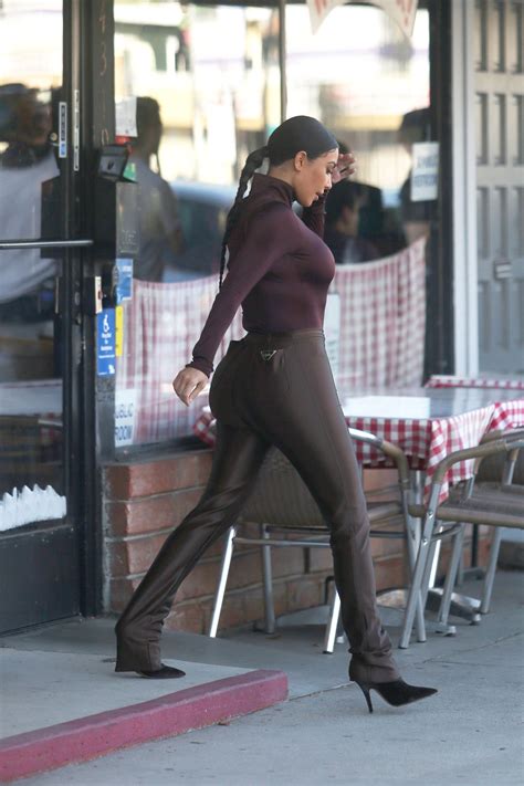 Kim Kardashian Lleva Unos Leggings Marrones En Los Ngeles Vogue