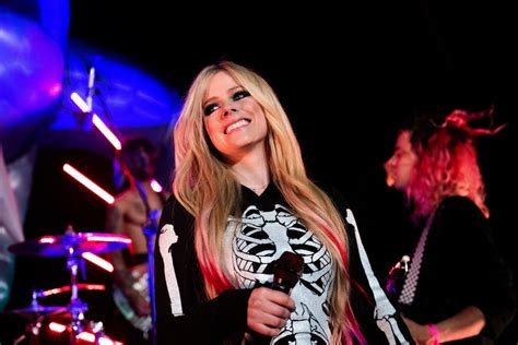 Avril Lavigne Gives Adele Ballad ‘hello An Alternative Twist On Spotify Single News And Gossip