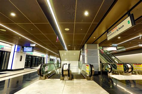 Como resultado, tun razak exchange tiene una configuración de plataforma de isla apilada, para permitir transferencias entre plataformas entre las líneas mrt. Tun Razak Exchange MRT Station - Big Kuala Lumpur