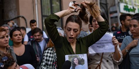 Je Préfère Mourir Les Iraniennes Mobilisées à Istanbul Après La Mort De Mahsa Amini