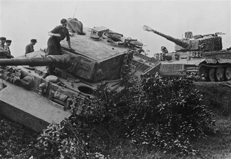 Немецкий танк Тигр вытягивает другого застрявшего Тигра на советско