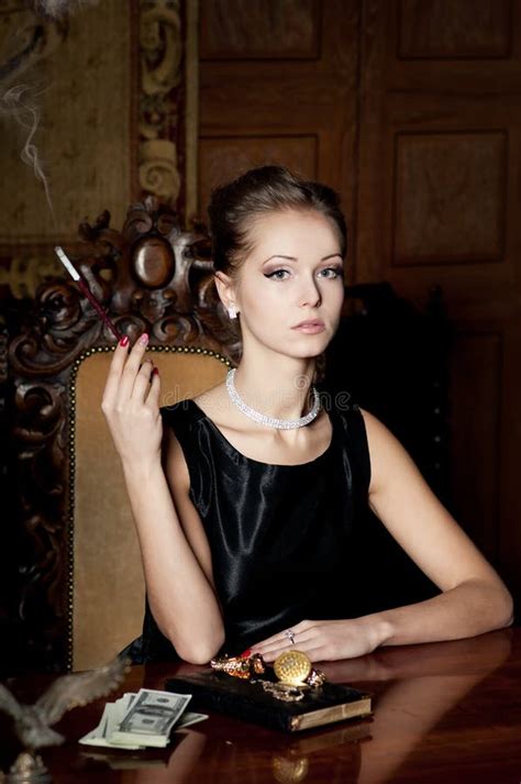Donna Fumo Con Il Bocchino Retro Stile Fotografia Stock Immagine Di Sigaretta Modello 39736926