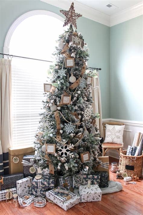 Christmas trees decorated in one color also look stylish. How to Decorate a Flocked Farmhouse Christmas Tree | The ...