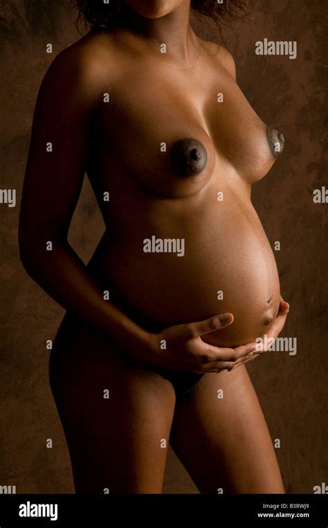 Nackt Nackte Junge Schwarze Afro Karibische Frau Schwanger Halten Ihre Geschwollenen Dicken