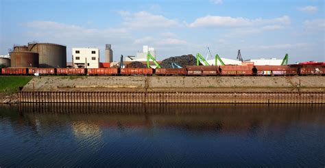 One of germany's largest marksmen's festivals, taking place annually on the last weekend in august; Neusser Hafen Schrottecke ...zum Spiegeltag... Foto & Bild ...