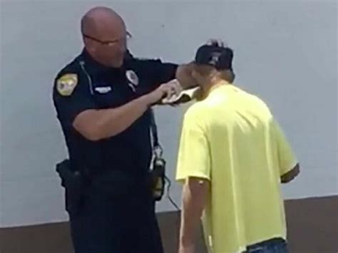 Polícia Faz A Barba A Sem Abrigo E Este Consegue Emprego