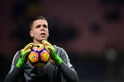 The website contains a statistic about the performance data of the player. Wojciech Szczęsny wants to remain at Roma rather than ...