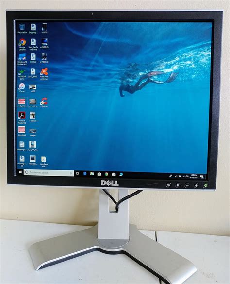 Dell 1708fpt 17 Inch Flat Panel Monitor Rotates To Portrait