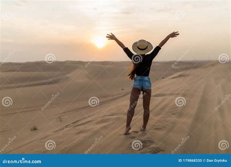 Junge Sexy Frau Mit Strohhut Bei Sonnenuntergang Barfuß Auf Den