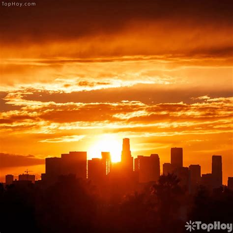 El Sol Saliendo Al Fondo De La Ciudad Tophoy