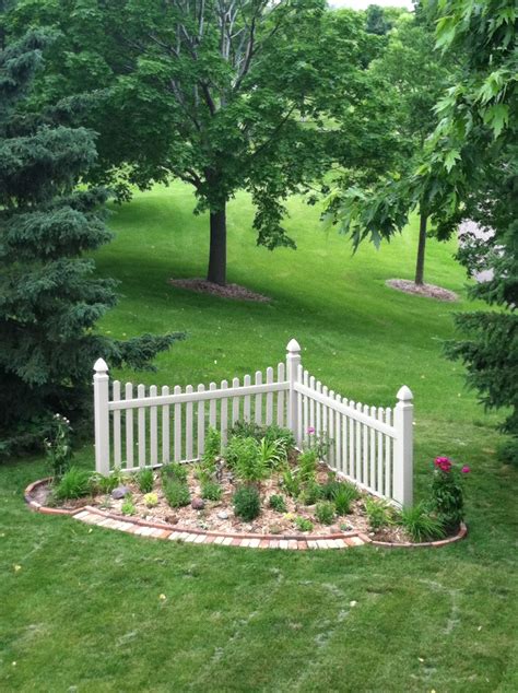 20 Backyard Corner Fence Landscaping Ideas