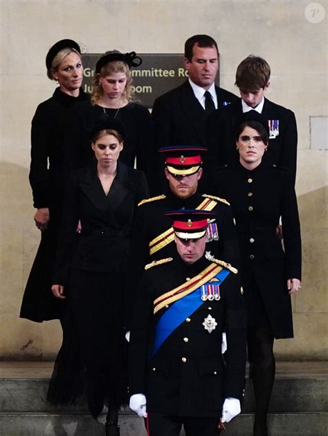Prince Harry Sans Meghan Et La Mine Sombre à Londres Il Retrouve Sa Famille Sur La Tombe De
