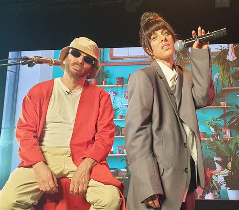 את המוסיקה שלה היא מייצרת בעזרת מערכת תופים אלקטרונית וסינתיסייזרים. ארץ נהדרת - صفحة مُحقّقة | فيسبوك