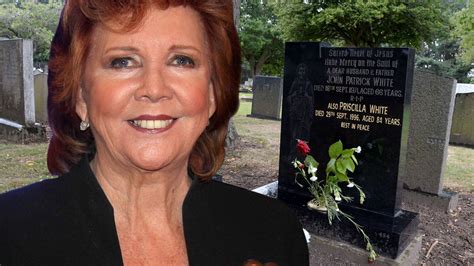 Cilla Black Funeral Thousands Flocked To Liverpool S Cinderella S Burial And Applauded As She