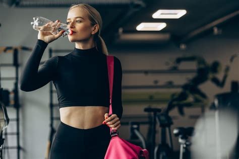 Premium Photo Woman Drinking Water At The Gym