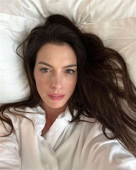 anne hathaway shares rare makeup free selfie