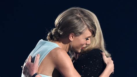 Taylor Swift S Mum Gives Emotional Speech At Acm Awards Glamour Uk