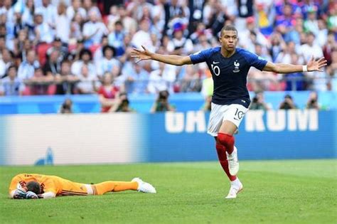 world cup round of 16 kylian mbappe steals the show cavani leads uruguay