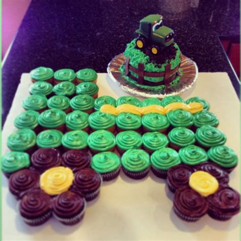 The chocolate (large) cupcakes have john deere deer logos made from candy melts i traced onto parchment paper. Pin on Janssyn