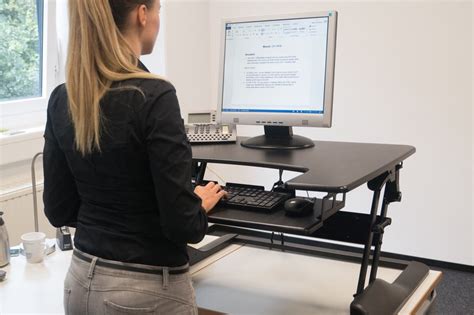 Die moderne arbeitsplatzgestaltung orientiert sich zunehmend an begrifflichkeiten wie funktionalität, flexibilität und ergonomie. Ergonomie: Flexible Schreibtisch­lösungen bringen Monitore ...