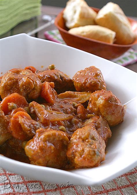 Echa la mezcla en un bol y encima la carne. Albondigas con tomate a la jardinera (FC) | Recetas de ...