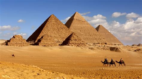 detuvieron a un turista estadounidense por fotografiarse con el trasero al aire en las pirámides
