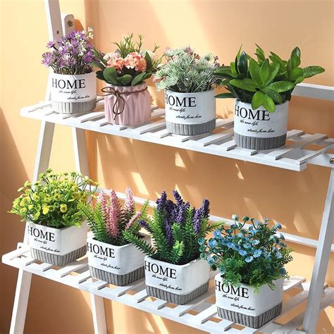 Selain mempercantik ruang tamu mama, peace lily juga memiliki kemampuan sebagai pembersih ruangan dari zat vocs tertentu yang dikeluarkan produk cat pada dinding rumah. Hias Ruang Tamu Hijau | Desainrumahid.com