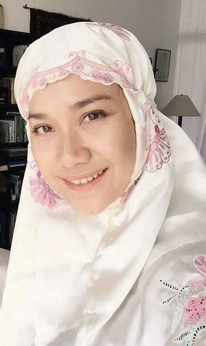 Hijab Simpel Ala Bunga Citra Lestari
