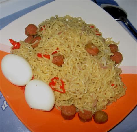 I am not a huge fan of indomie, but the few times i ate it, i realized i prefer it dry like the consistency of fried rice and not with all the sardine and bake beans people prepare it with. All Naija Indomie Noodles With Chicken, Eggs, Vegetables ...